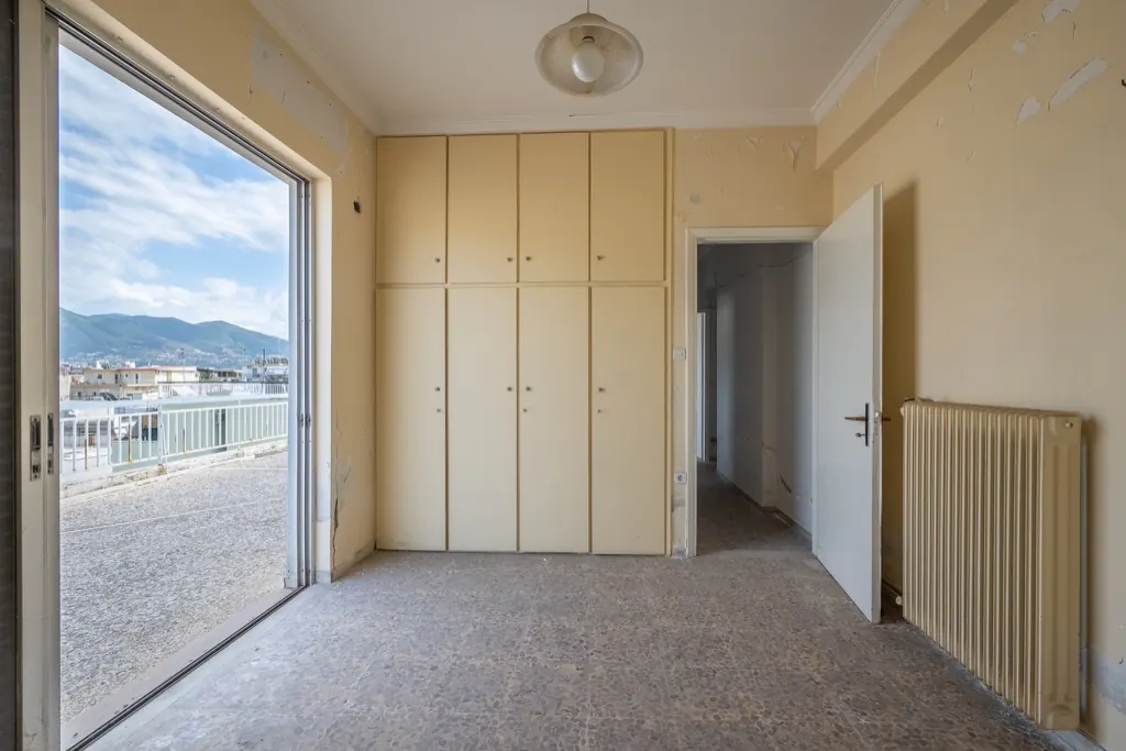 Existing interior before renovation: room with balcony and harbour view